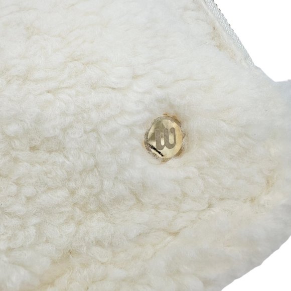 Wantable Belt Bag 9x6x2 Winter White Fleece Gold Colored Adjustable Strap NEW - Picture 4 of 10